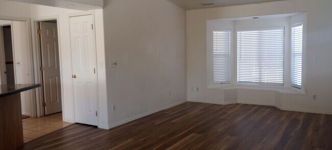 Foto del edificio - Charming Large 3 Bedroom 2 Bath 2 Car Gara...