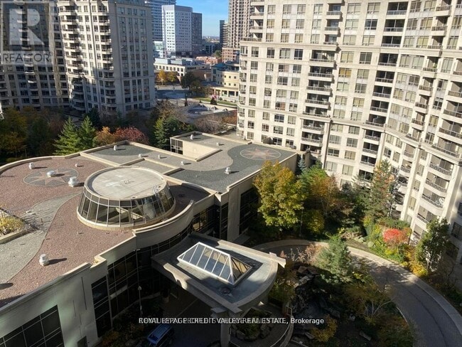 Photo du bâtiment - 3888-3888 Duke of York Blvd