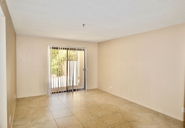 Building Photo - 200 E Racquet Club Rd