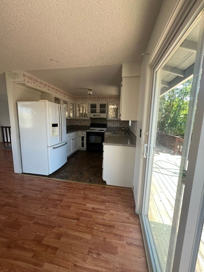 Building Photo - 4 Bedroom, 2 Bathroom Home - With Large Bo...
