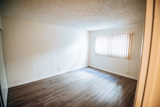 Building Photo - 918 Daisy Ave