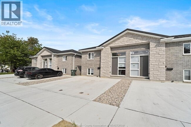 Building Photo - 42 Maple St