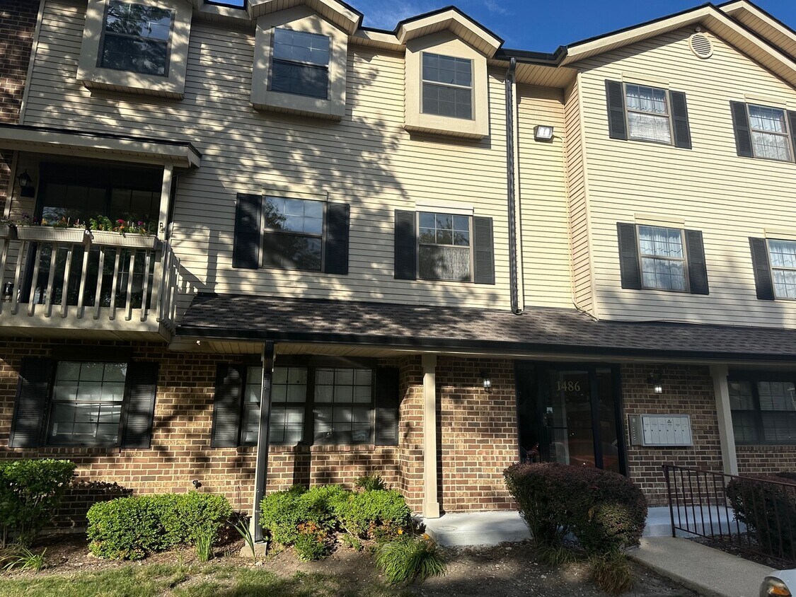 Primary Photo - 1486 W Jefferson Ave