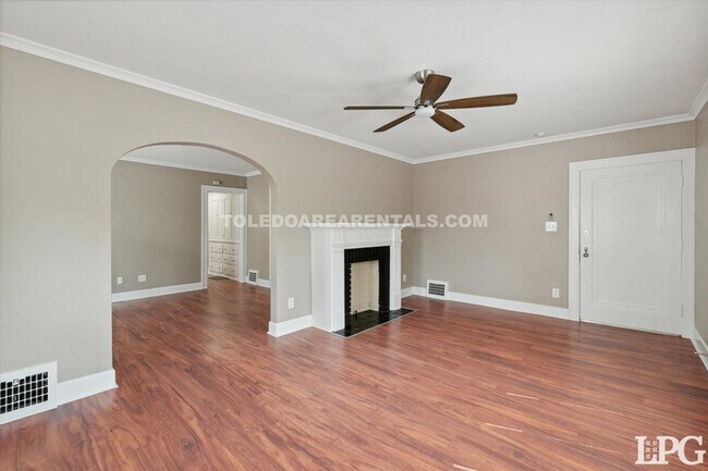 Foto del edificio - 2030 Wyndhurst Rd