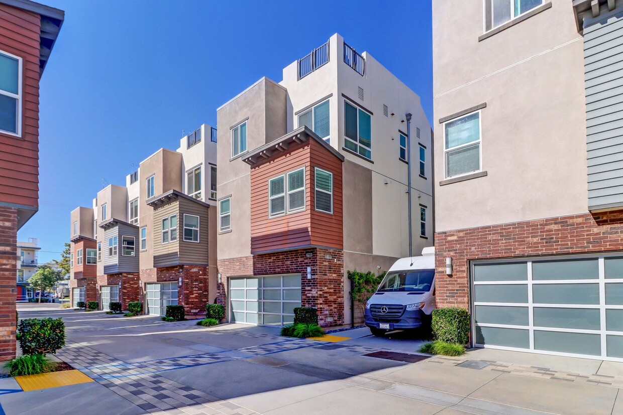 Primary Photo - Contemporary Multi-Level Townhouse with Ro...
