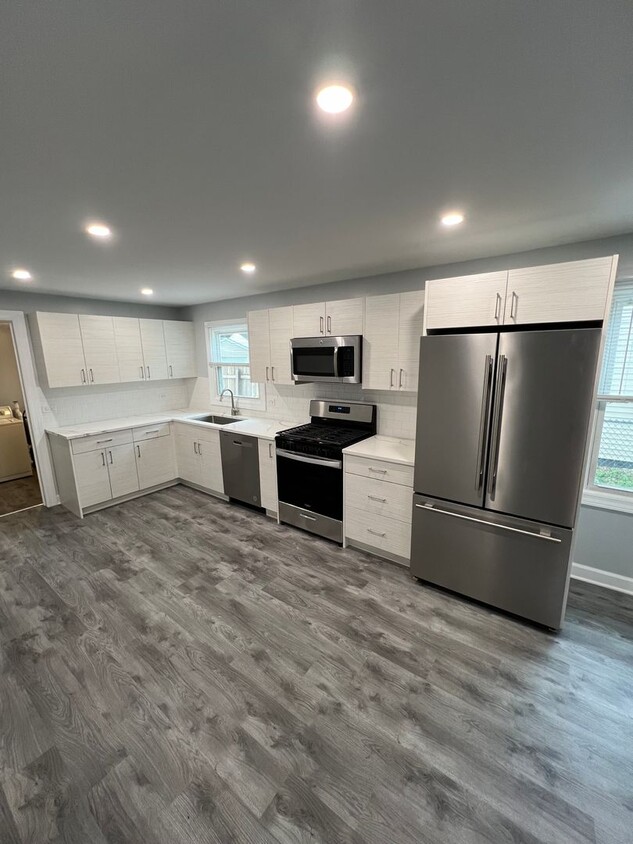 Foto principal - Stunning Freshly Remodeled Single Family Home
