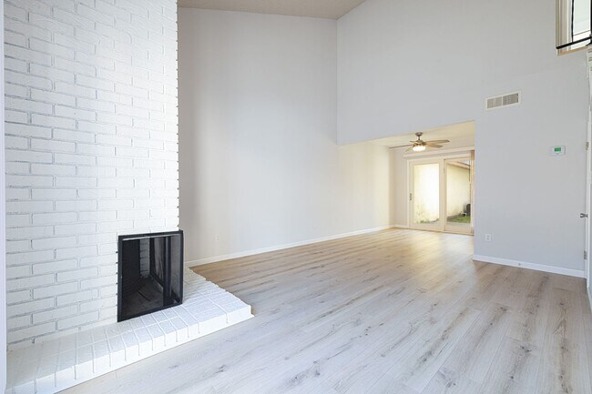 Foto del edificio - 1305 Sylvan Meadows Dr