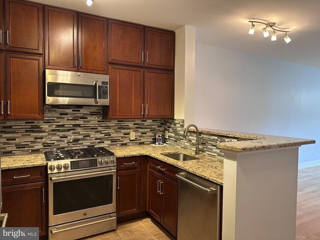 Building Photo - 1625 International Dr