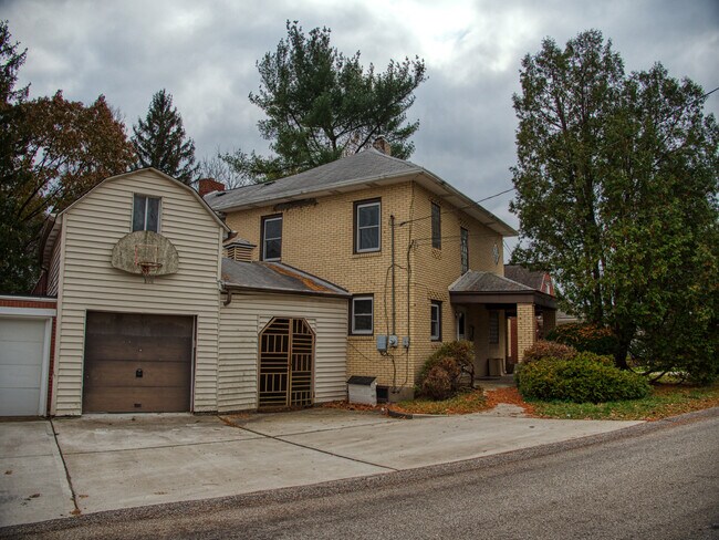 Attached Garage - 2903 May Street Ext