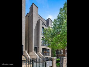 Building Photo - 3715 N Wilton Ave