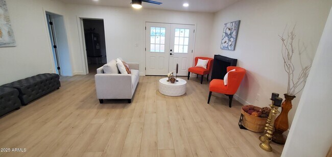Foto del edificio - 2320 E Whitton Ave