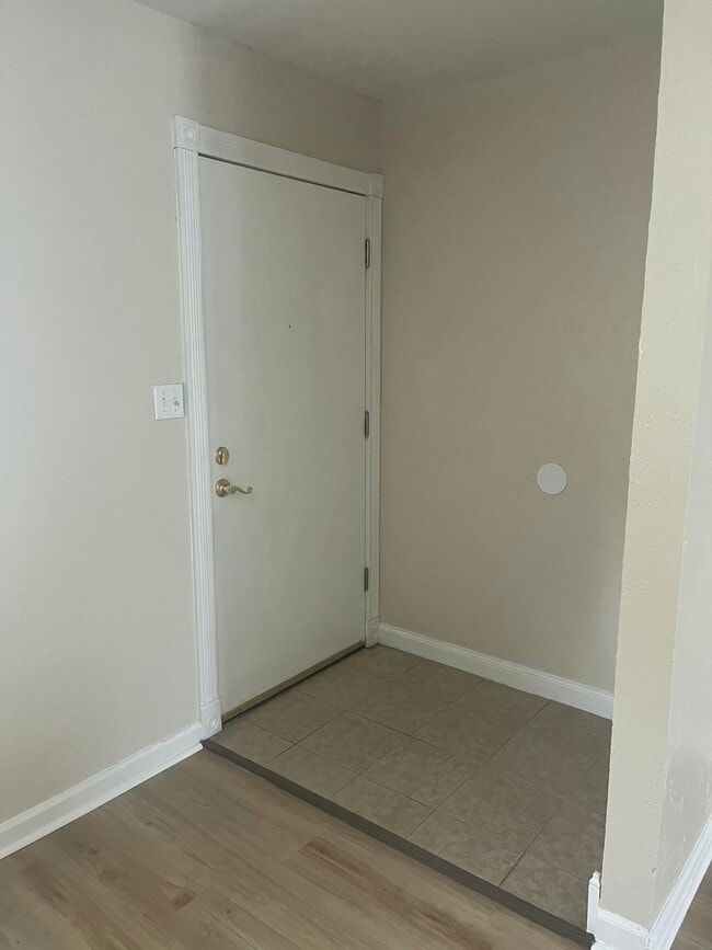 Building Photo - 706 Cottonwood Ct