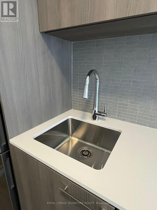 Photo du bâtiment - 7437 Kingston Rd