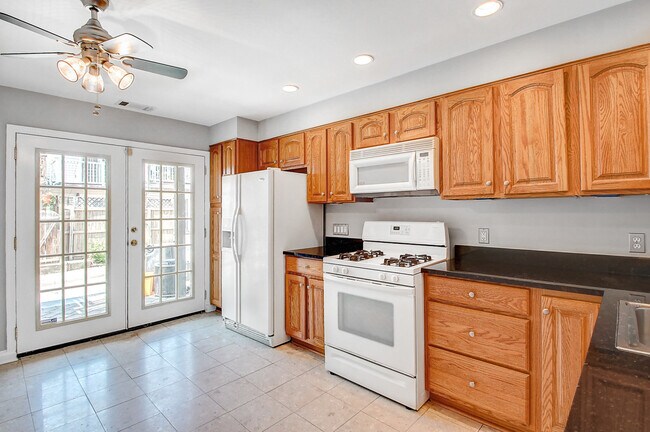 Building Photo - 924 S. Curley Street