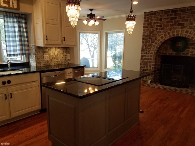 Foto del edificio - 4 br, 4.5 bath House - 12901 Mohawk St