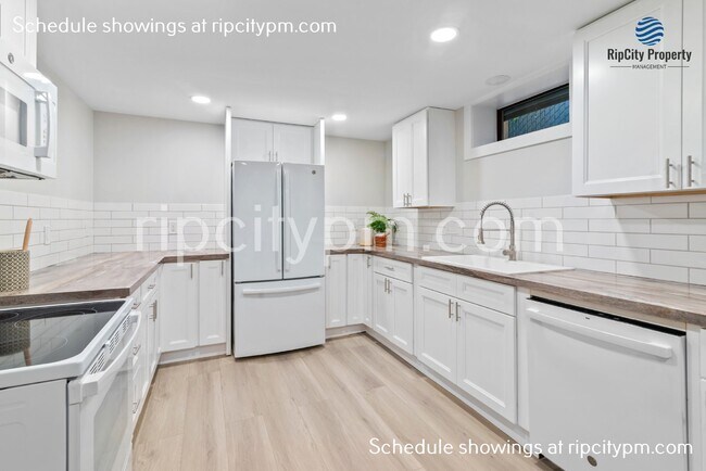 Building Photo - Spacious fully remodeled 2-Bed lower level...