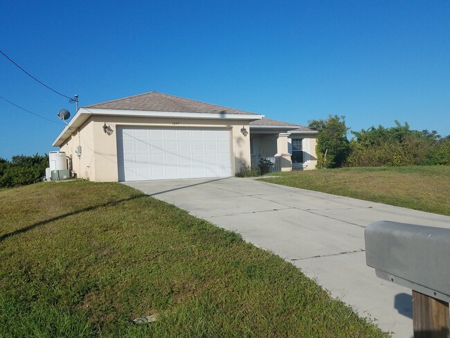 Foto del edificio - 1043 Cedartree Ave