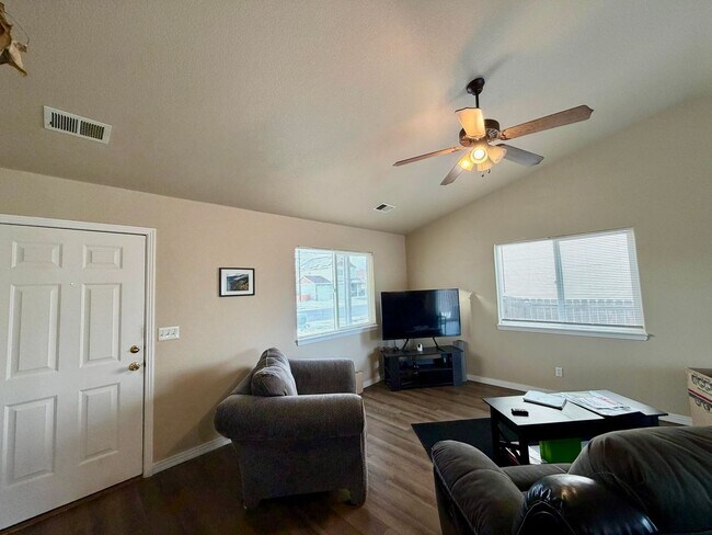 Foto del edificio - 310 S Rachel Ave