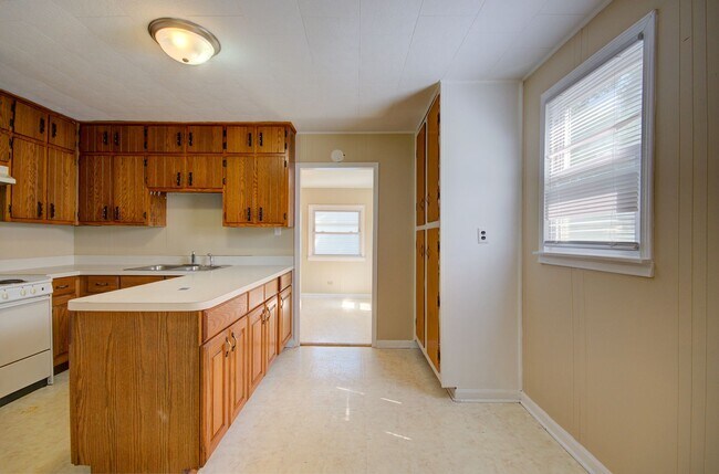 Building Photo - 3 bd 1 ba home Joliet
