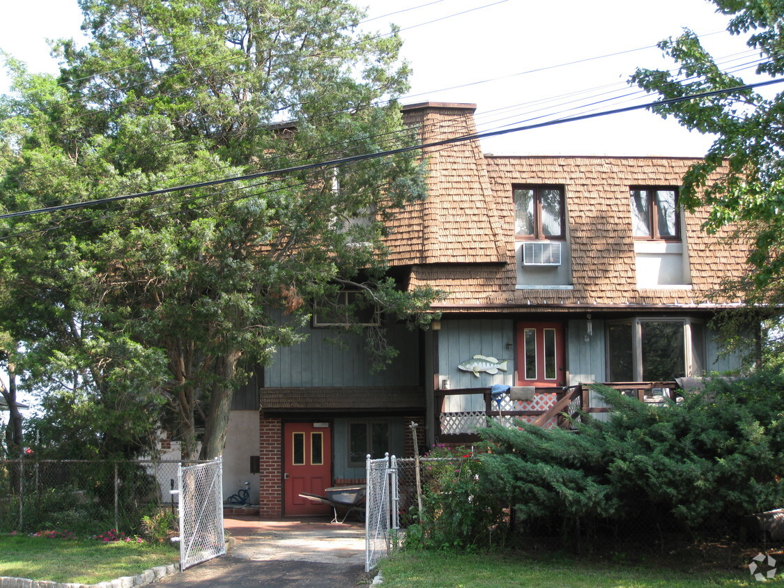 Building Photo - 25 Knollwood Ave