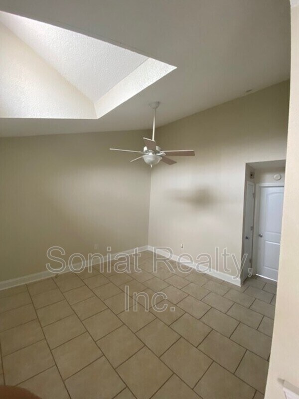 Foto del edificio - 2330 Edenborn Ave