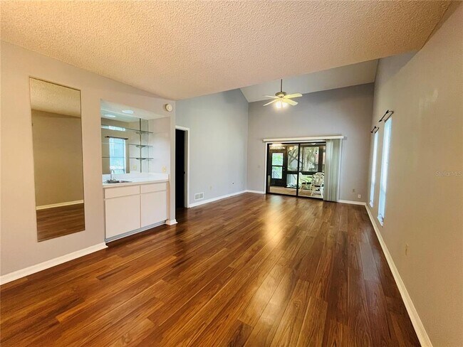 Foto del edificio - 359 Sweetbriar Ln
