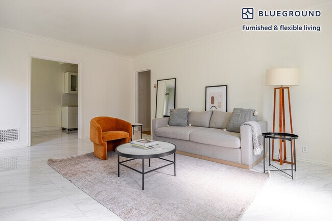 Foto del edificio - 136 S Roxbury Dr