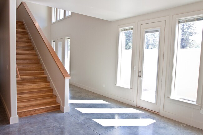 Building Photo - New Build-Beautiful Home!