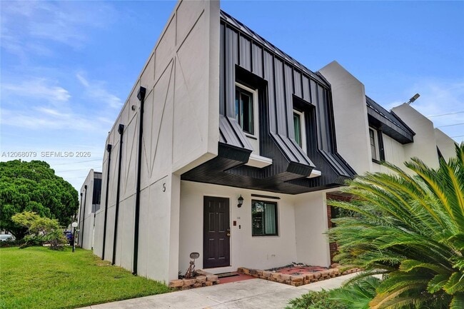 Photo - 5555 Ludlam Rd (Miami, FL) Townhome