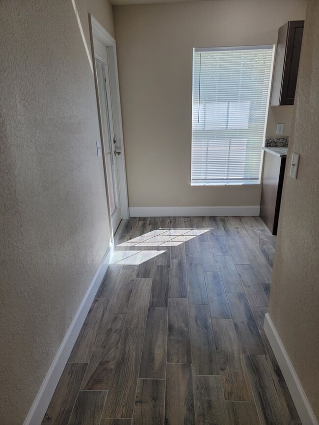 Building Photo - BRAND NEW 3/2 Townhome in Lakeside!!!!