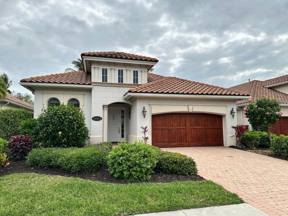 Primary Photo - Luxury Coach Home with Pool in Fiddlers Creek