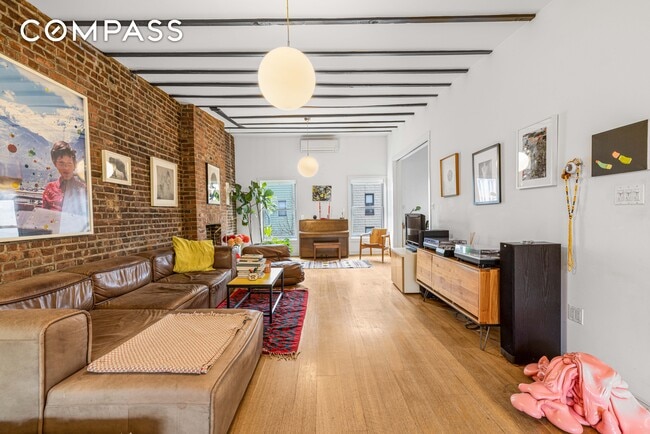 Building Photo - Charming 3 bedroom Duplex in Greenpoint. Must See
