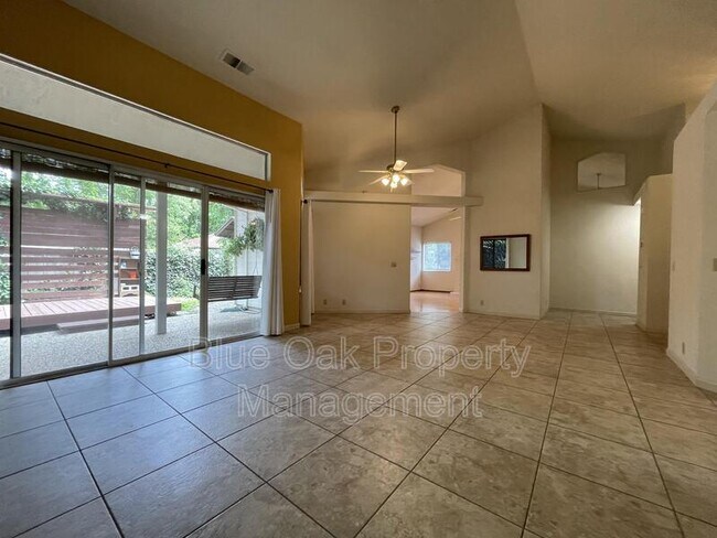 Building Photo - 16 Dahlia Way