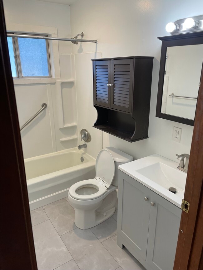 Building Photo - 330 Diane St