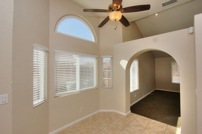 Building Photo - Spacious 3 Bedroom, 2 Bath Home in Beautiful Lake Elsinore!