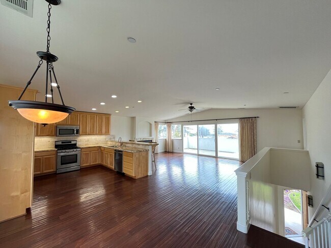 Foto del edificio - Amazing Views! Nice Spacious 2 Story Home ...