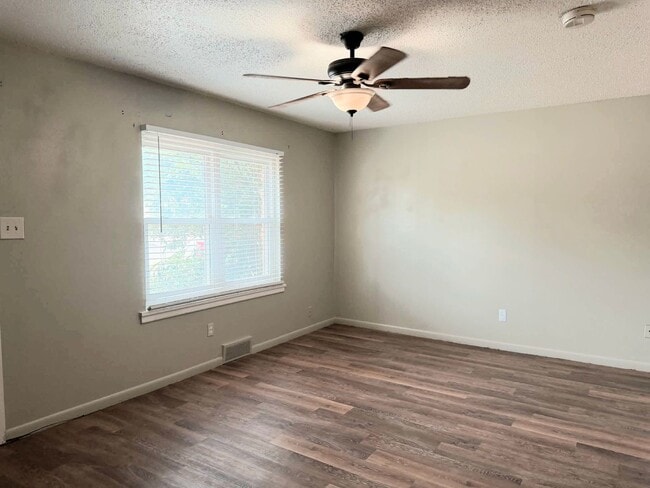 Building Photo - Adorable, Unique, and Roomy 3/2 Close to Tech! Move in Special Half off First Month!