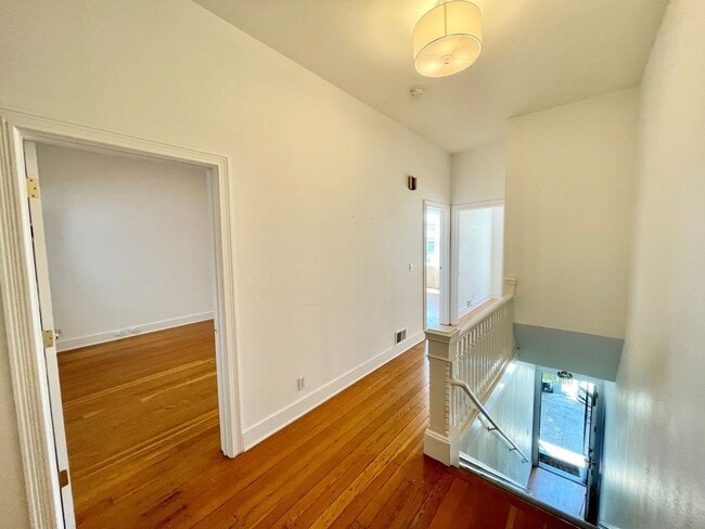 Building Photo - 3BR/2BA Renovated Victorian Full Floor Fla...