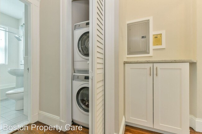 Building Photo - 2 br, 1 bath House - 411 Washington St #3