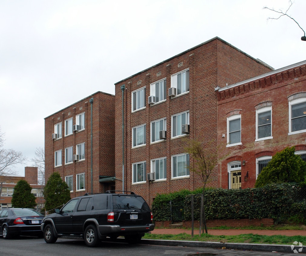 Primary Photo - 1300 Constitution Ave NE