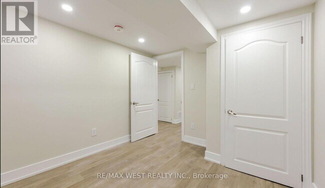 Building Photo - 15 Flavian Crescent