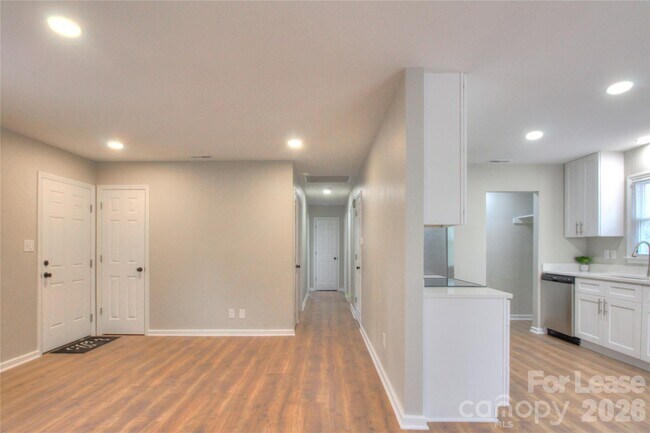 Building Photo - 700 Sharon Dr