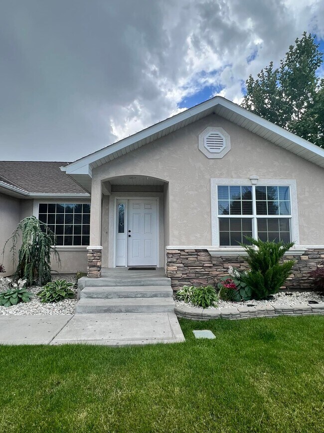 Foto del edificio - 485 Canyon Crest Dr W