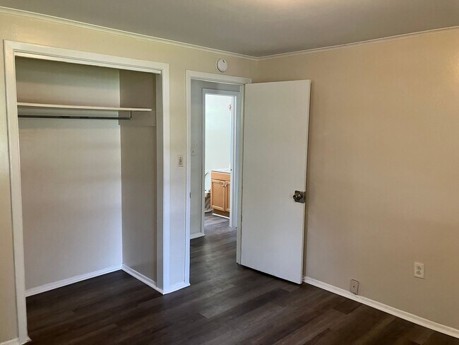 Building Photo - Cute 2BR/1BA Zephyrhills Duplex NO APPLICATION FEE!