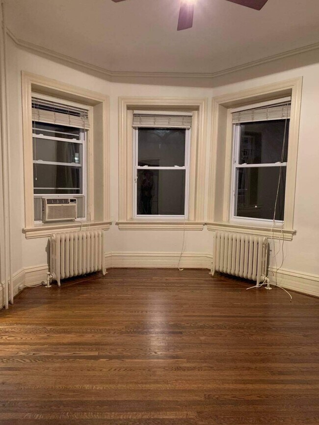 Foto del edificio - 558 Montgomery Ave