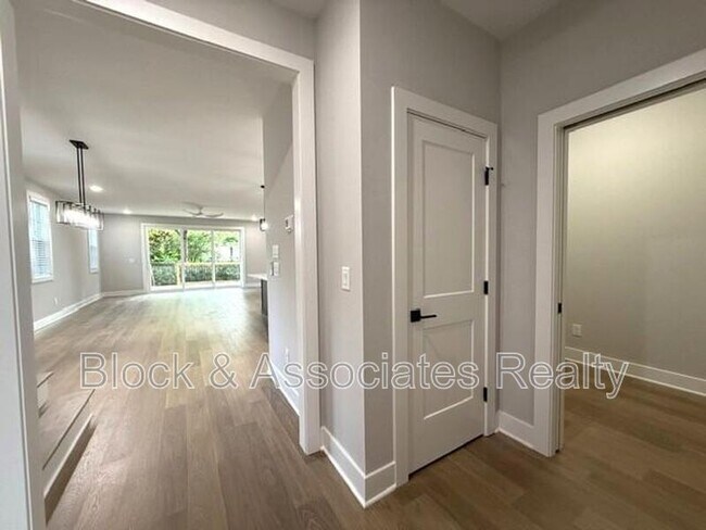 Building Photo - 1134 Cedarhurst Dr