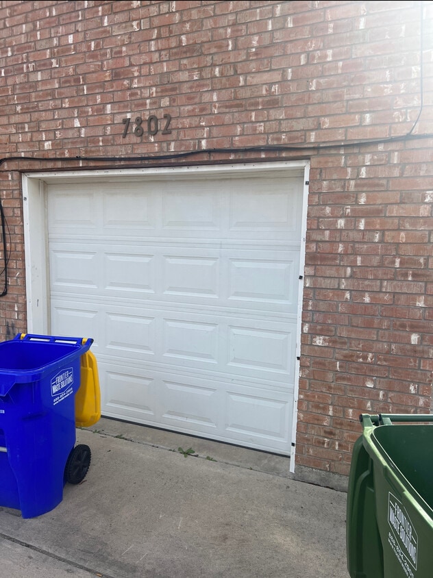 Foto principal - 7802 Downe Dr