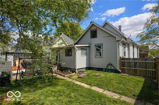 Foto del edificio - 879 S Tompkins St