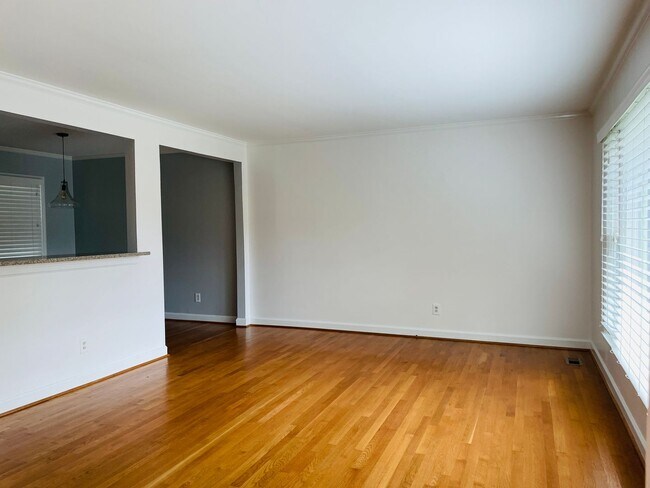 Foto del edificio - Beautiful 4 Bedroom Home with Lawn Care In...