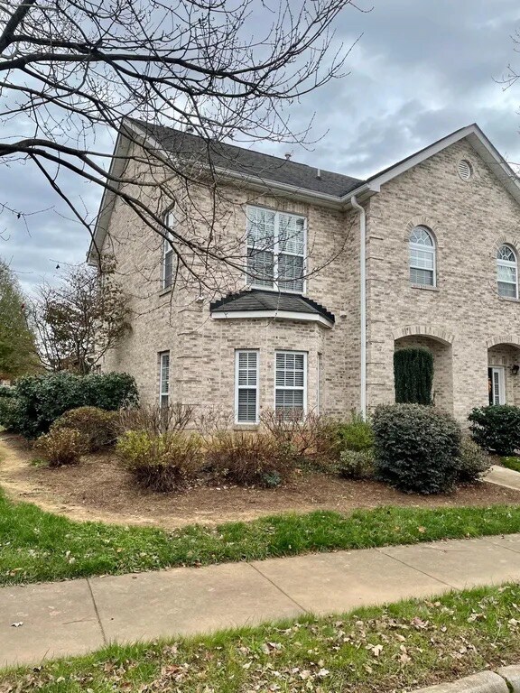 Foto del edificio - Room in Townhome on Autumn Mist Dr
